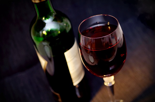 You are currently viewing יתרונות בצריכת יין אדום קשורים לבריאות טובה יותר של המעיים, כך לפי מחקר חדש